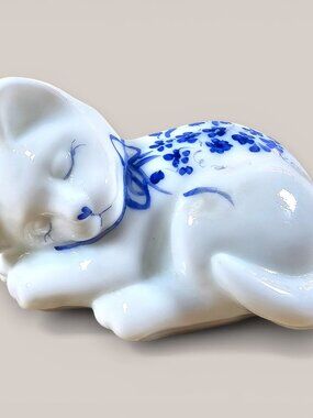 Fenton Milk Glass Sleeping Cat Kitten White Blue Floral Hand Painted M Yosung